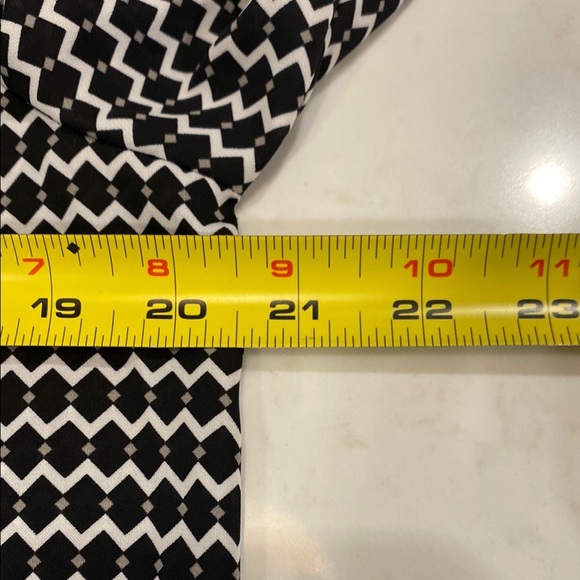 Black and White Notched Collar Blouse with Cuffed Sleeves - Picture 7 of 8